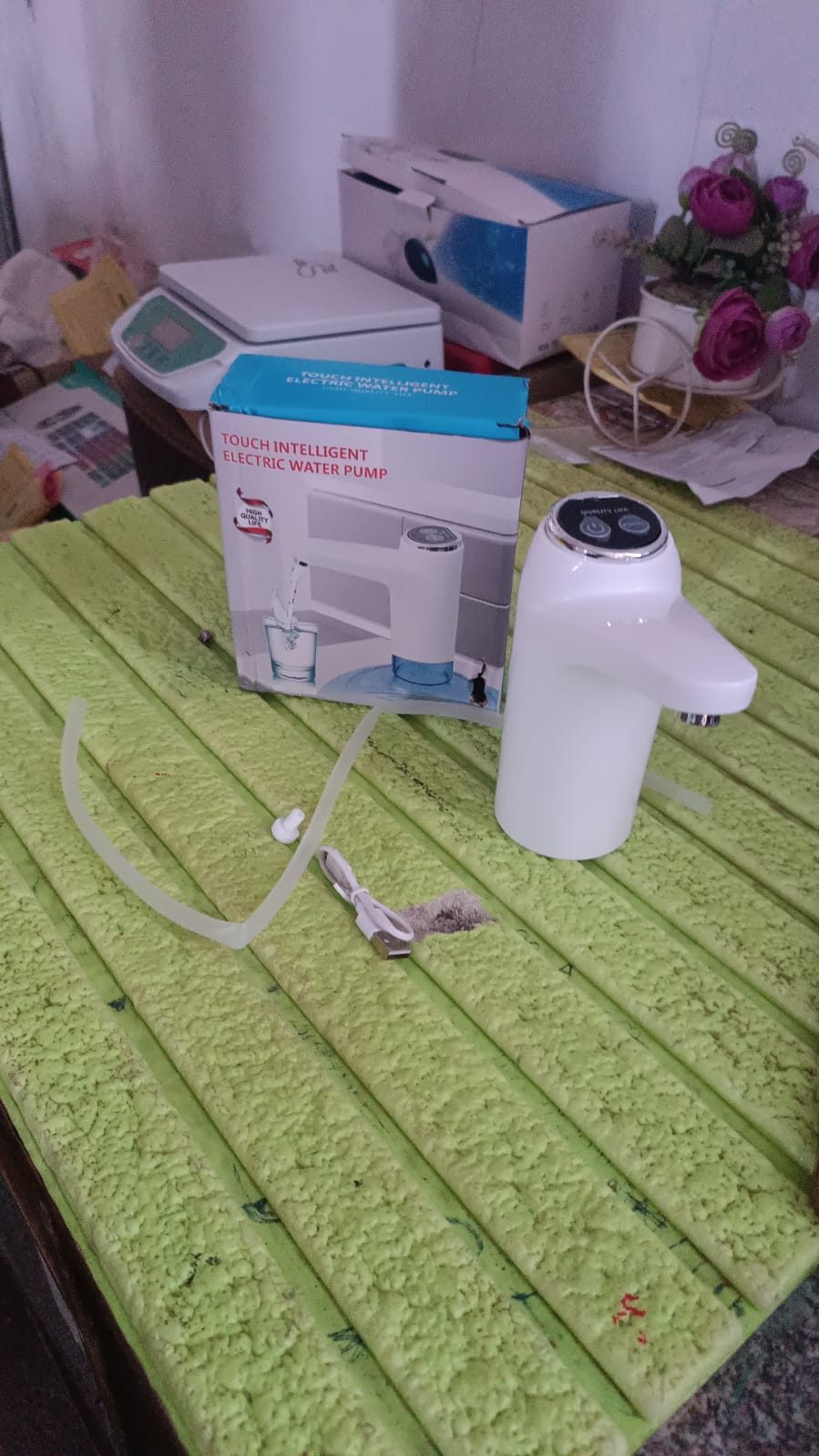 Water Dispenser, Portable Water Bottle Pump USB Charging Electric Automatic Drinking Pump, Portable Drinking Dispenser Pump for Home Kitchen Living Room Office Camping (X198)