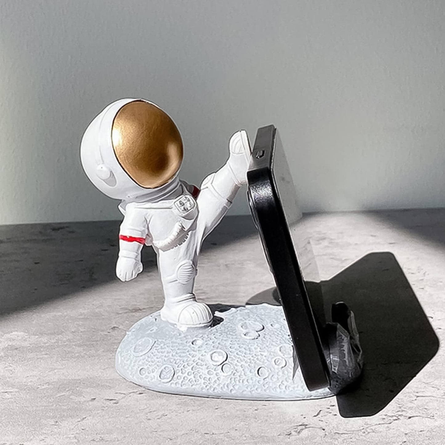 Mobile Holder Astronaut Phone Stand Planet Creative Fun 3d Design (1 Pc) (MKK-X64)